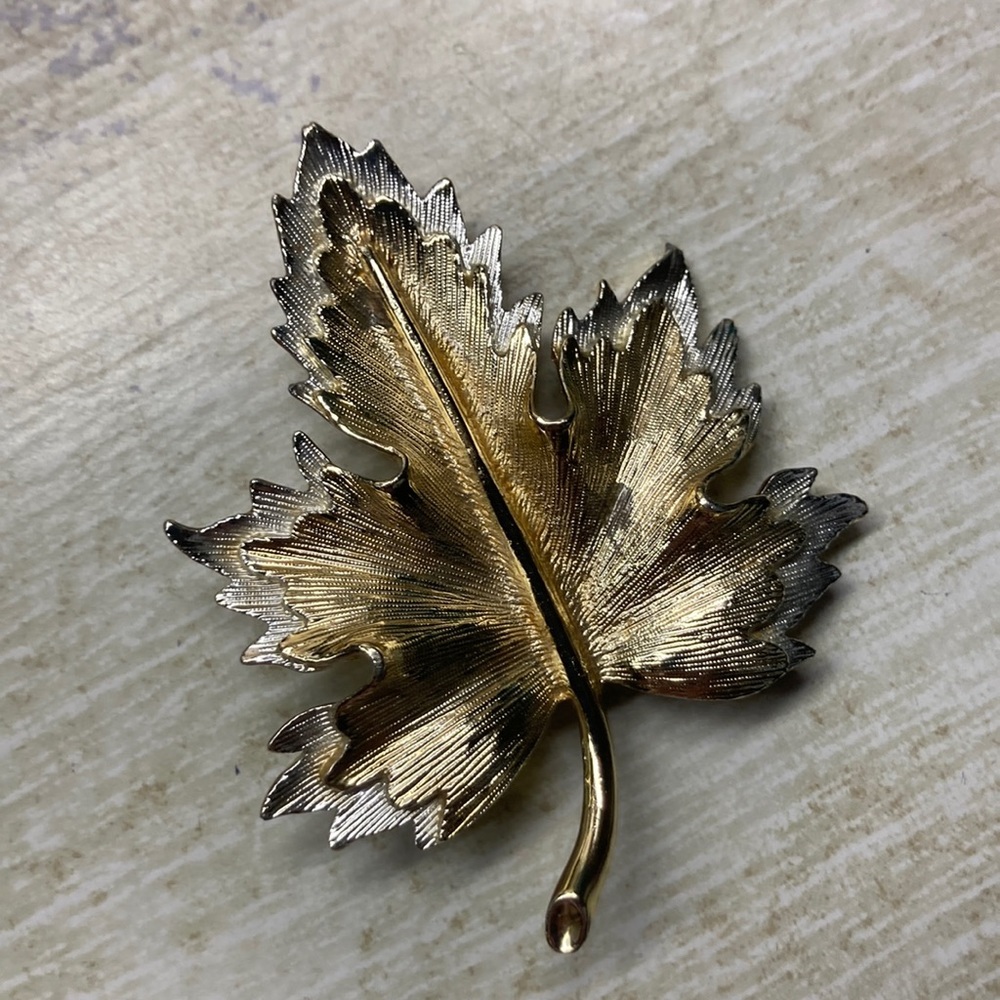 Sarah Coventry vintage leaf brooch pin
